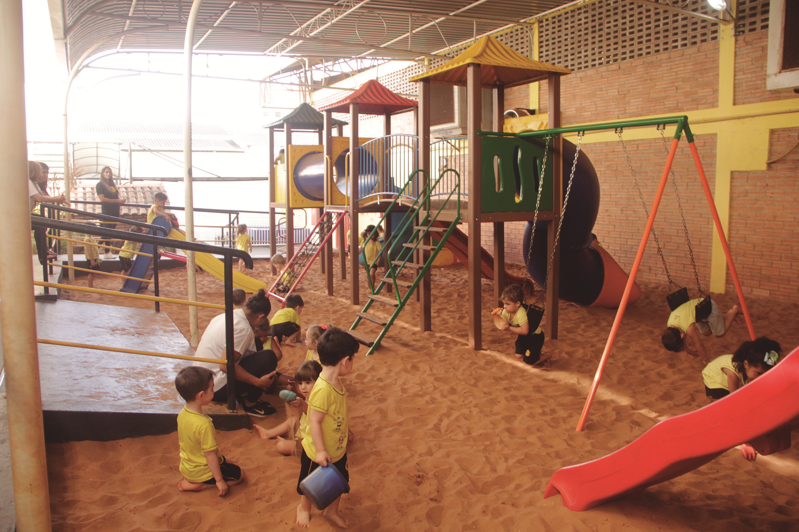 Crianças do Ensino Infantil do CIE durante atividades lúdicas no parquinho da escola
